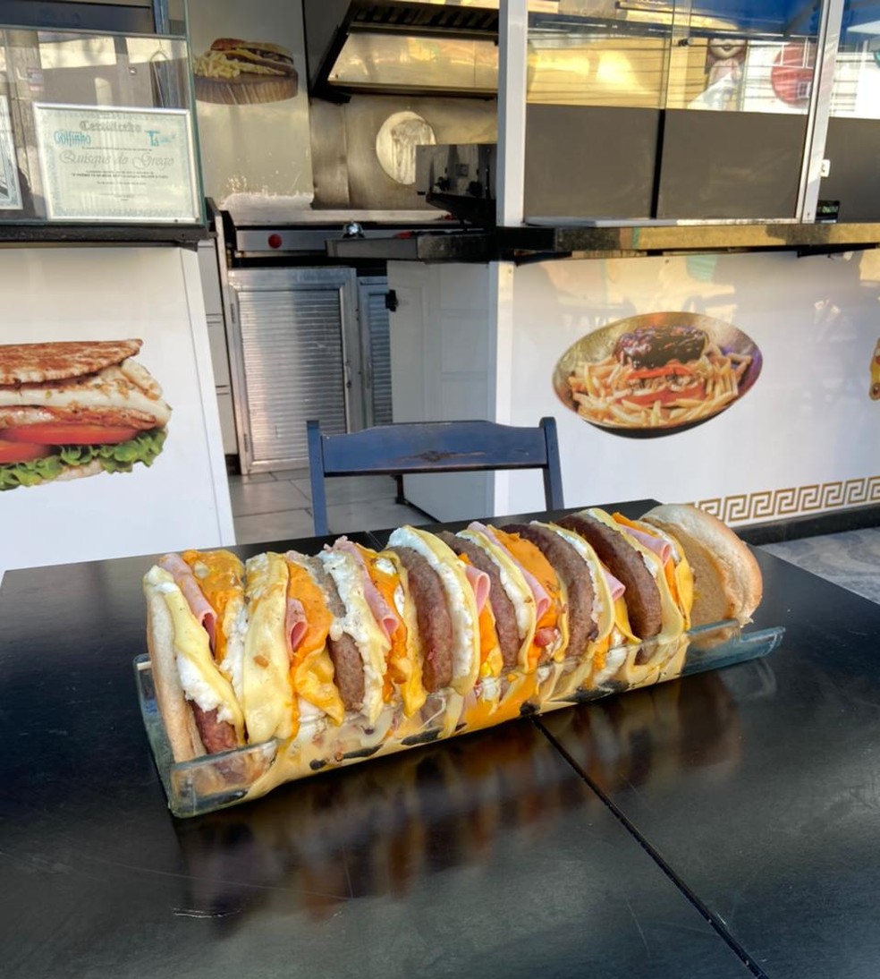 Super hambúrguer tem 45 cm e pesa 3 kg — Foto: Lívia Torres/TV Globo
