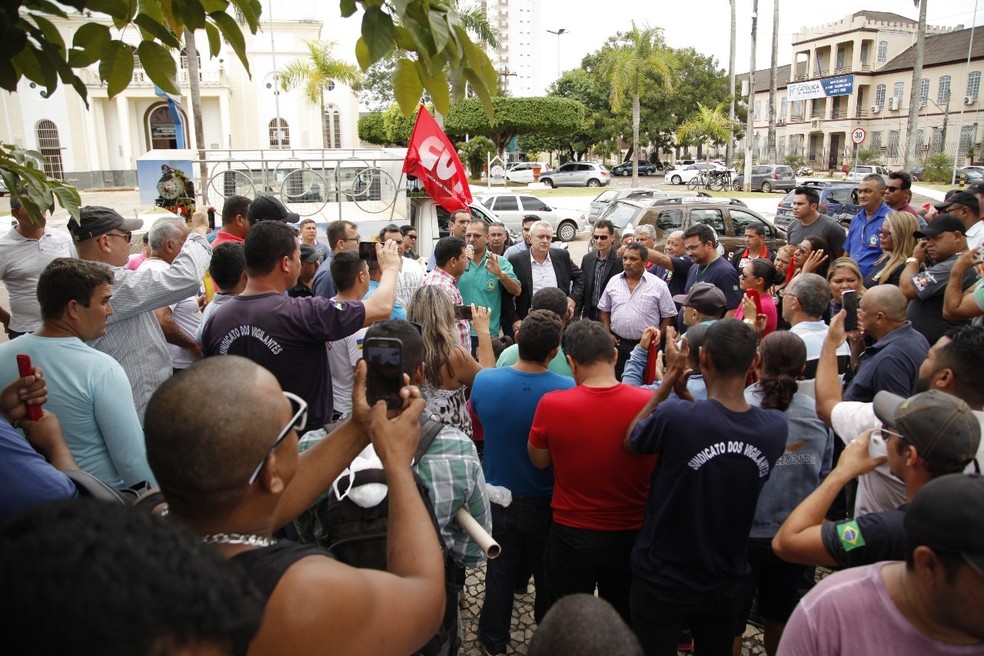 Resultado de imagem para Vigilantes protestam para reivindicar manutenção de postos de trabalho em Porto Velho