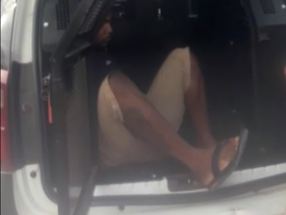 O suspeito foi autuado em flagrante por roubo simples e encaminhado para a Delegacia Regional de Juazeiro do Norte. â Foto: ReproduÃ§Ã£o/SVM