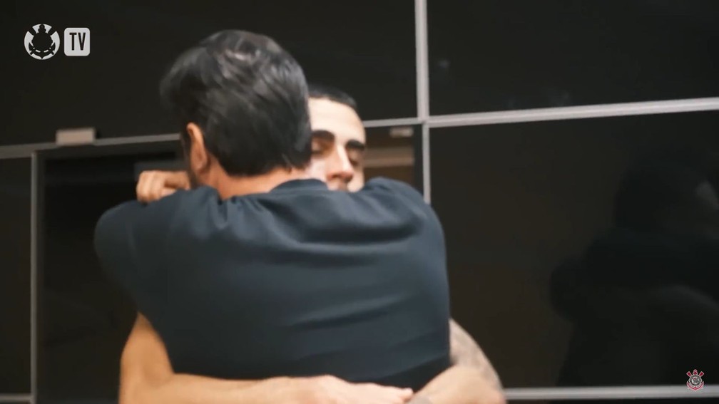 Gabriel em momento de reflexão e abraço do presidente, veja os bastidores da vitória contra o Santos