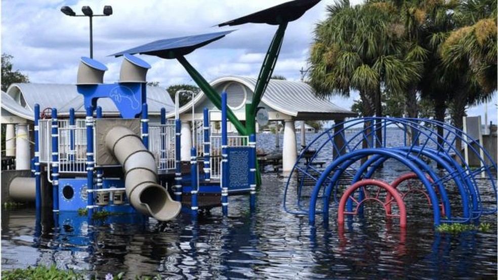 Os esforços de limpeza após a passagem do furacão continuam em toda a Flórida — Foto: GETTY IMAGES/via BBC