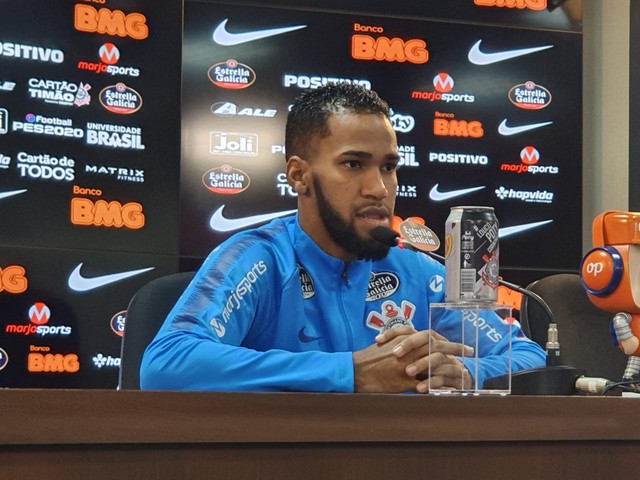 Everaldo explica homenagem ao pai em comemoração de gol do Corinthians: 
