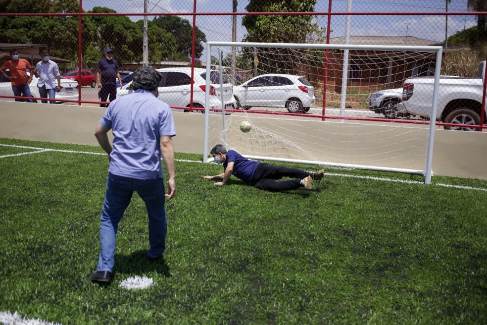 Momento em que Randolfe Rodrigues desloca o braço durante jogo de futebol — Foto: Reprodução