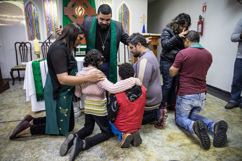 O reverendo Cristiano Valério faz oração pela família de Alexya ao fim do culto (Foto: Fábio Tito/G1)