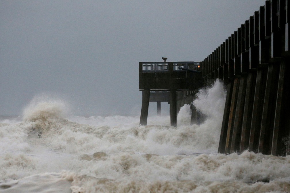 Ondas batem em píer enquanto o furacão Michael se aproxima de Panama City Beach, na Flórida, nesta quarta-feira (10)  — Foto: Jonathan Bachman/ Reuters