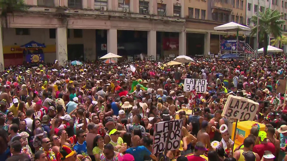 Avenida Guararapes, no Centro do Recife, ficou lotada de foliões durante o desfile do Galo da Madrugada — Foto: Reprodução/TV Globo