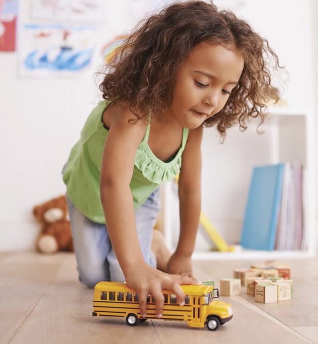 Menino pode brincar de boneca e menina pode jogar futebol, SIM! - Revista  Crescer