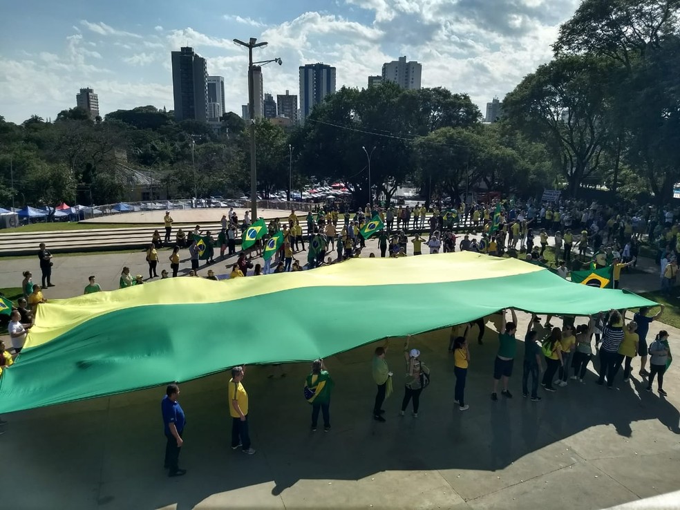 Foz do Iguaçu, 12h: O grupo se concentrou perto das 9h na Avenida República Argentina e seguiu a pé e em veículos até a Praça da Paz, no Centro da cidade — Foto: Bruna Kobus/RPC