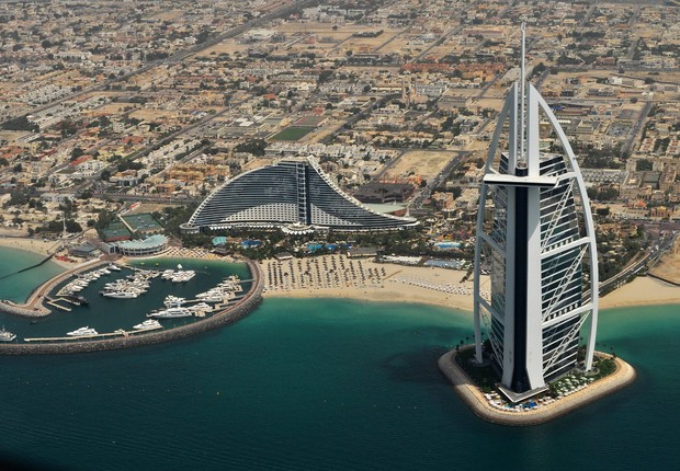 Vista do Burj al Arab nos Emirados Árabes (Foto: Wikimedia Commons/Wikipedia)