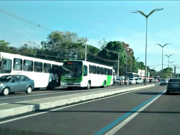 Trânsito em toda a extensão da Constatino Nery ficou afetado  (Foto: Suelen Golçalves/G1 AM)