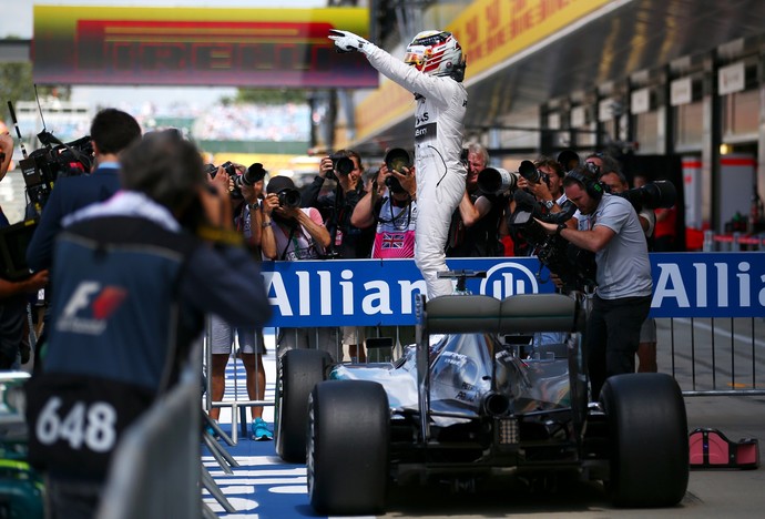 Lewis Hamilton sobe na Mercedes e aponta para torcida após fazer a pole position para o GP da Inglaterra (Foto: Getty Images)