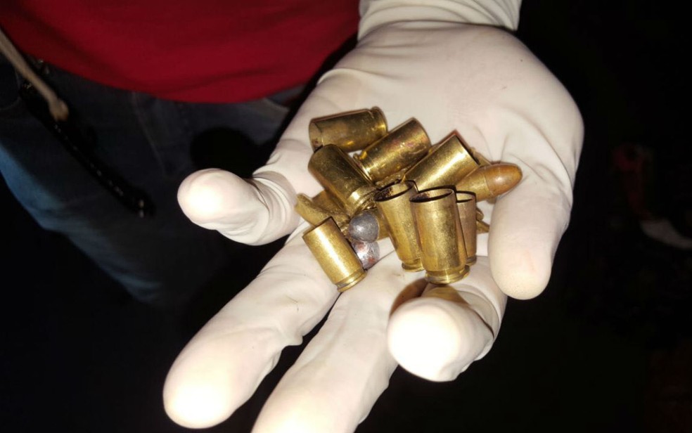 Polícia encontrou várias cápsulas de munições disparadas (Foto: Rafael Vedra/LiberdadeNews)