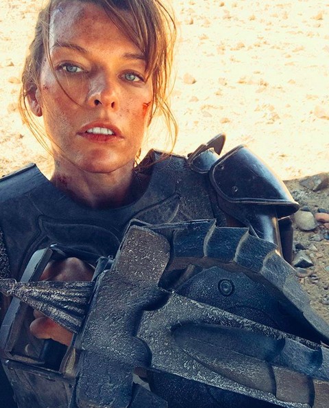 A atriz Milla Jovovich nos bastidores de um filme (Foto: Instagram)