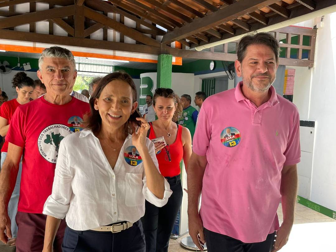 Izolda Cela, governadora do Ceará, vota acompanhada de Cid Gomes (direita) e do marido, Veveu Arruda (esquerda)