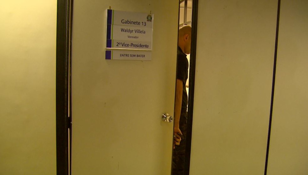 Polícia Civil e Gaeco cumprem mandados de busca e apreensão no gabinete de Waldyr Villela (Foto: Reprodução/EPTV)