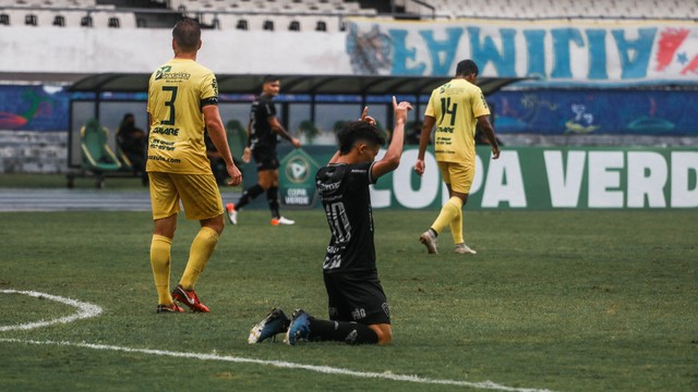 Agora dono da camisa 10, Marlon comemora classificação