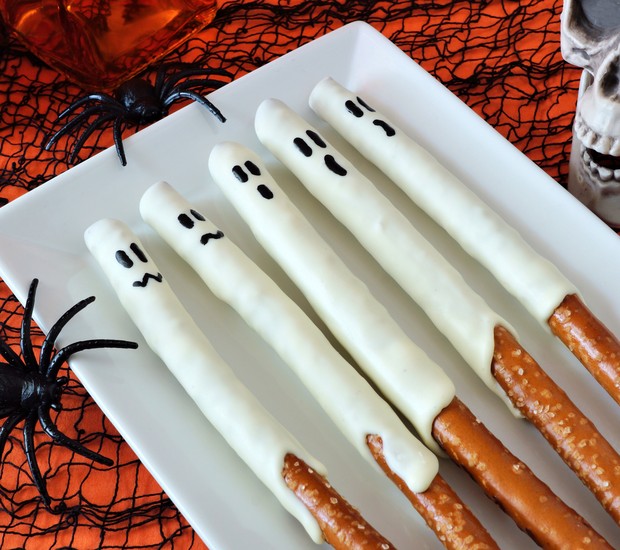 Canudinhos de pretzel mergulhados em chocolate branco viram fantasmas magrelos e deliciosos para petiscar.  (Foto: Thinkstock)