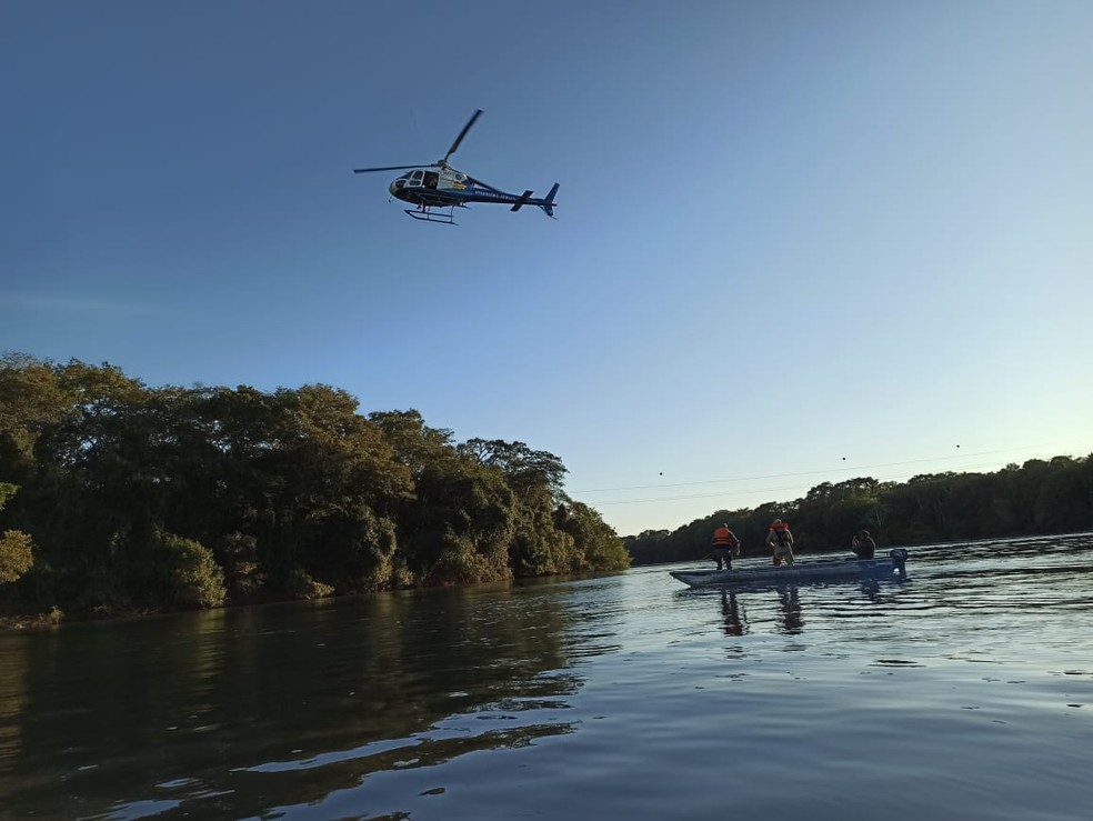 Helicóptero sobrevoou trechos do rio  — Foto: Ciopaer/Divulgação