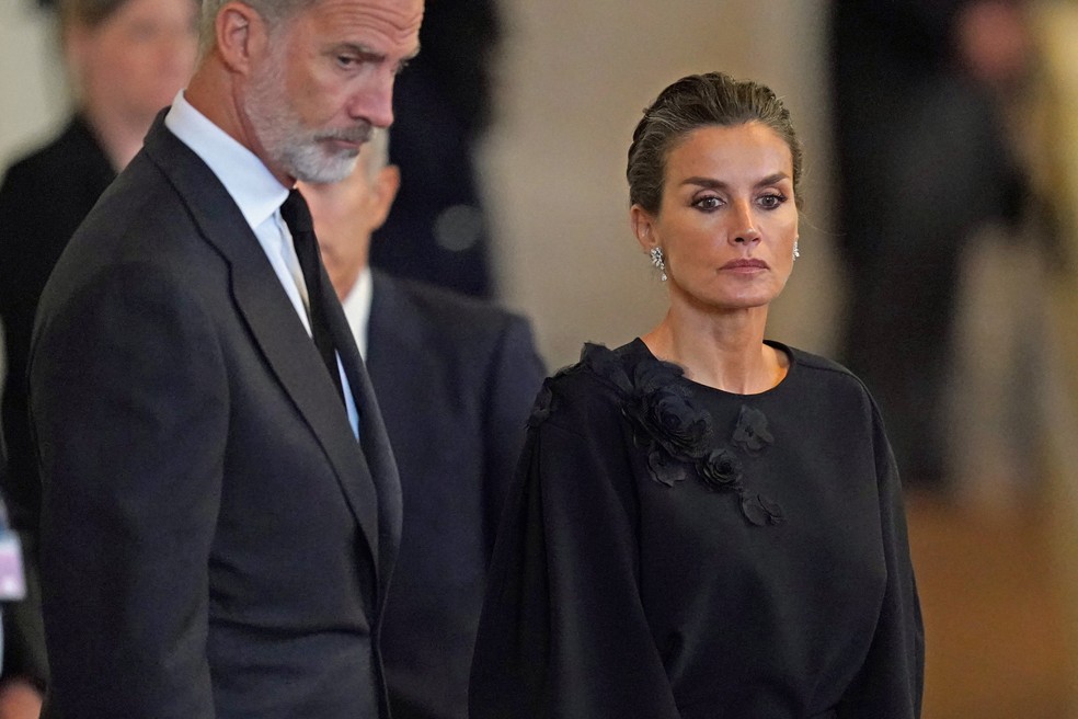 O rei da Espanha, Felipe VI, ao lado de sua esposa, a rainha Letizia — Foto: Jacob King / POOL / AFP