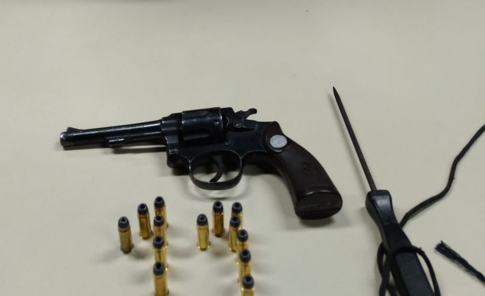 Arma e furador foram apreendidas com o suspeito em Nova Friburgo (Foto: PM/Divulgação)