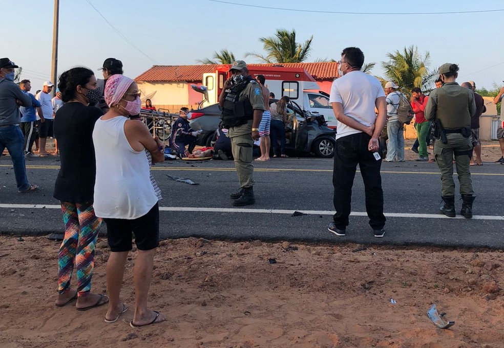 Acidente ocorreu na entrada da Praia do Arrombado — Foto: Tiago Mendes /TV Clube