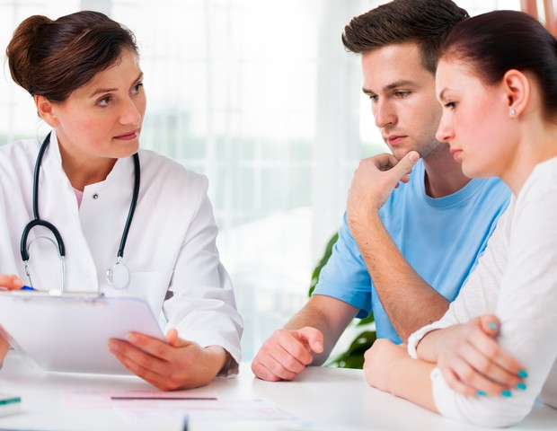 Consulta médica; casal; hospital; tratamento; mulher; endometriose; infertilidade (Foto:  )