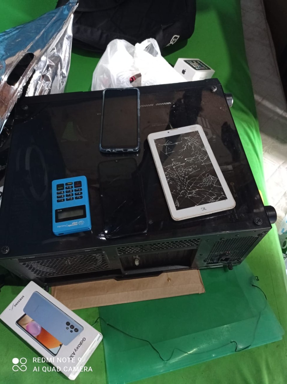 Celulares e computador apreendidos pela polícia — Foto: Denarc/Divulgação