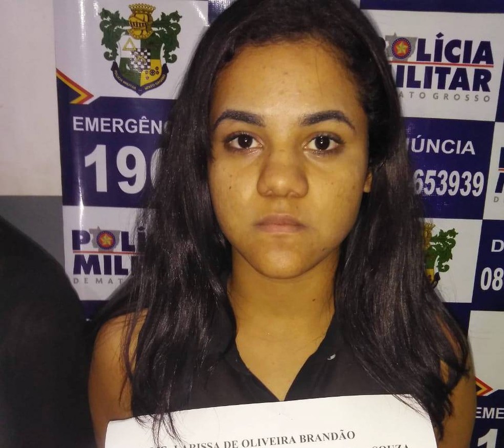 Larissa de Oliveira BrandÃ£o, de 19 anos, foi flagrada com objetos da vÃ­tima â Foto: PolÃ­cia Militar de VÃ¡rzea Grande/DivulgaÃ§Ã£o