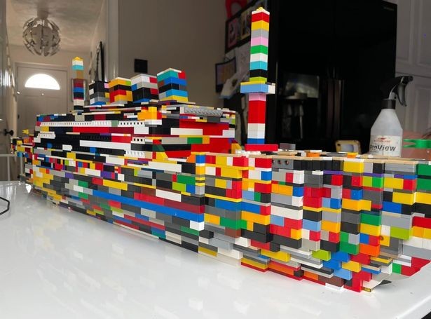 Navio com peças de Lego tem um metro de comprimento e 7kg (Foto: Reprodução/Mirror)