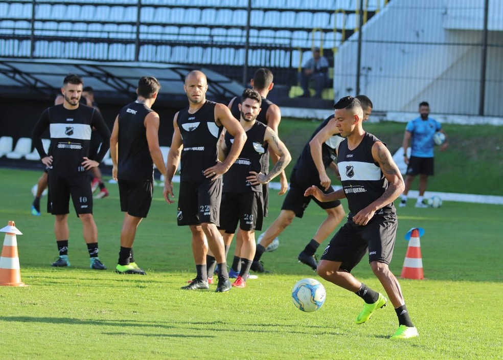 Anderson Pedra ganha vaga de Felipe Guedes em treino tÃ¡tico no FrasqueirÃ£o; Wallyson tem Tite como novo parceiro no ataque â€” Foto: Luciano Marcos/ABC