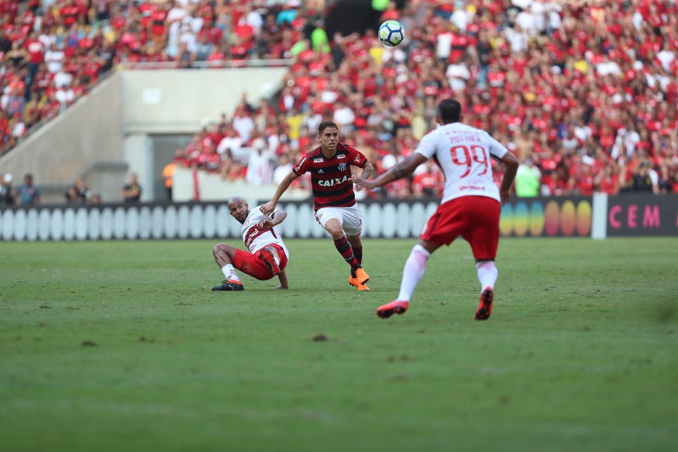 Cu&eacute;llar em a&ccedil;&atilde;o contra o Internacional, no Maracan&atilde; (Foto: Gilvan de Souza / Flamengo)