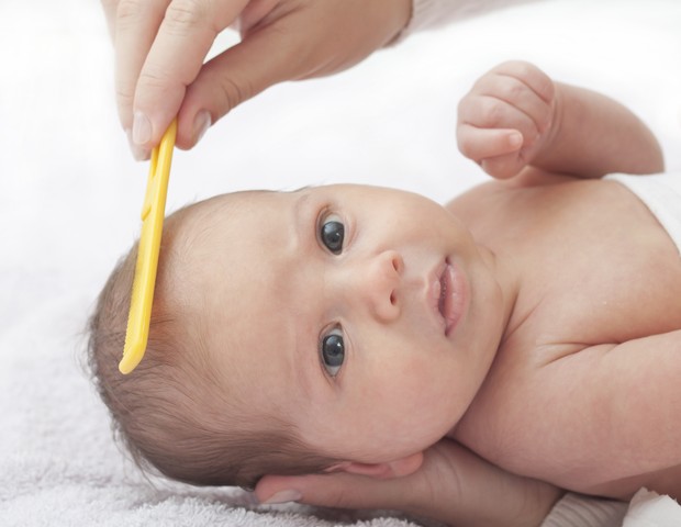Com paciência, dá para acabar com a descamação na cabeça do recém-nascido  (Foto: Thinkstock)