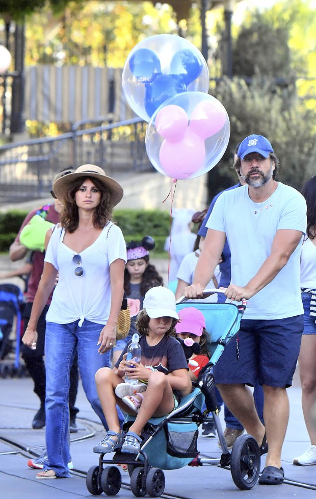 Penelope Cruz e Javier Bardem  com os filhos, Leonardo e Luna (Foto: The Grosby Group)