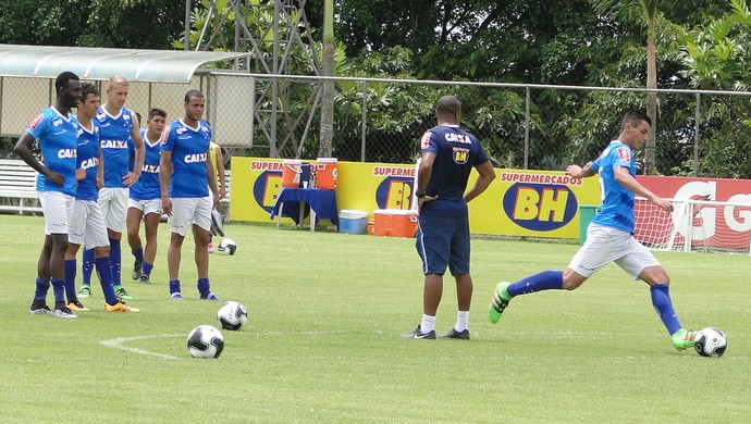 Em manhã misteriosa, com dois fora, Deivid dirige treino de finalizações