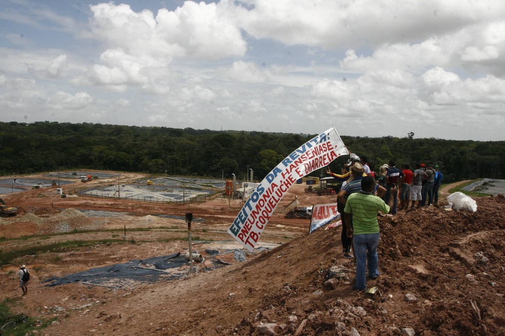 Moradores de Marituba protestam e pedem o fechamento do aterro de Marituba, onde é depositado quase 1800 toneladas de lixo por dia — Foto: Ary Souza/O Liberal