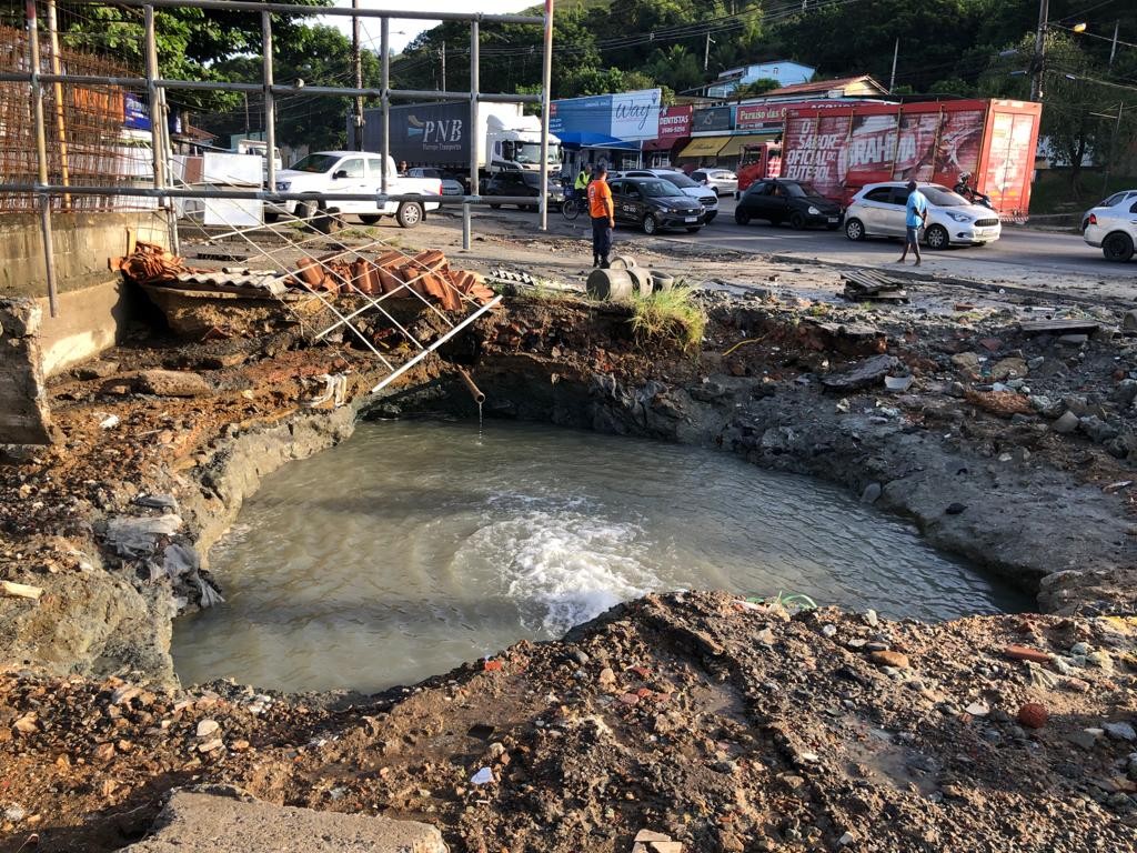 Conserto de adutora que estourou em Nova Iguaçu afeta abastecimento no Rio; moradores relatam ter perdido tudo