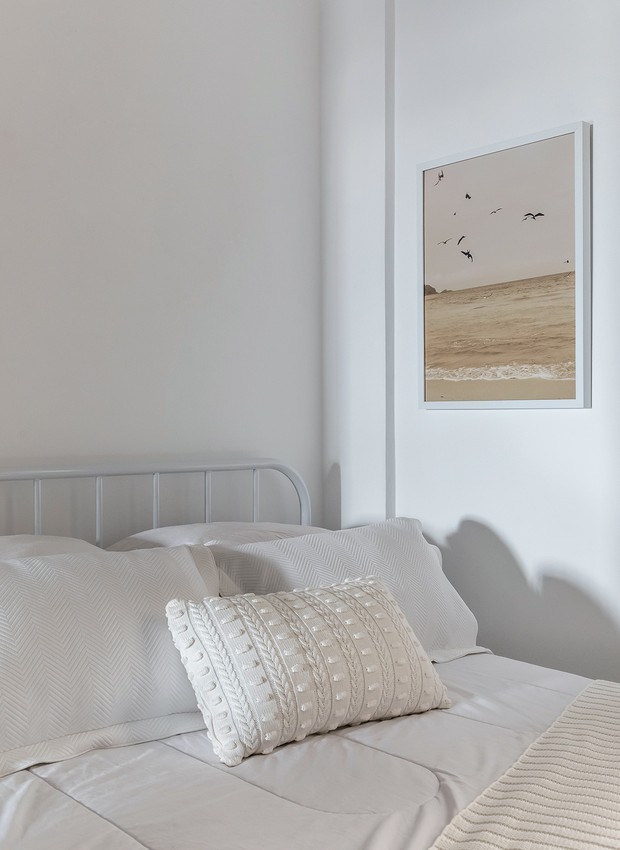 O quarto minimalista exibe fotografia do pôr-do-sol, momento do dia preferido do arquiteto, em quadro da Urban Arts (Foto: Eduardo Macarios / Divulgação)