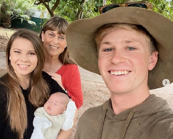 A viúva, a filha, o filho e o neto de Steve Irwin (1962-2006) (Foto: Instagram)