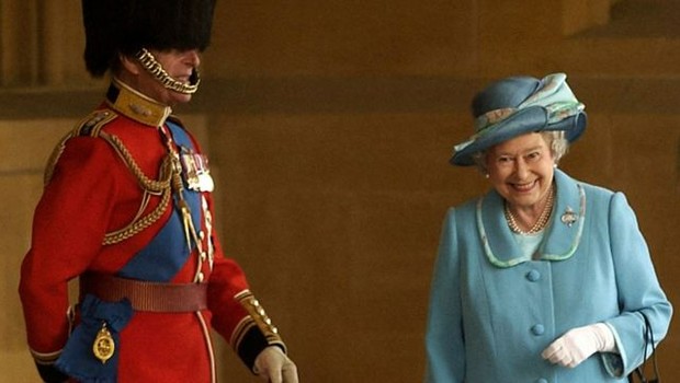 A rainha foi fotografada rindo do caos causado por um enxame de abelhas (Foto: CHRIS YOUNG / PA MEDIA (via BBC))