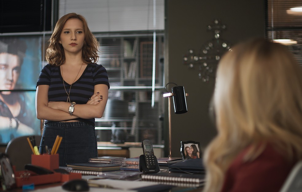 Vanessa inventa história para despistar Diana (Foto: TV Globo)