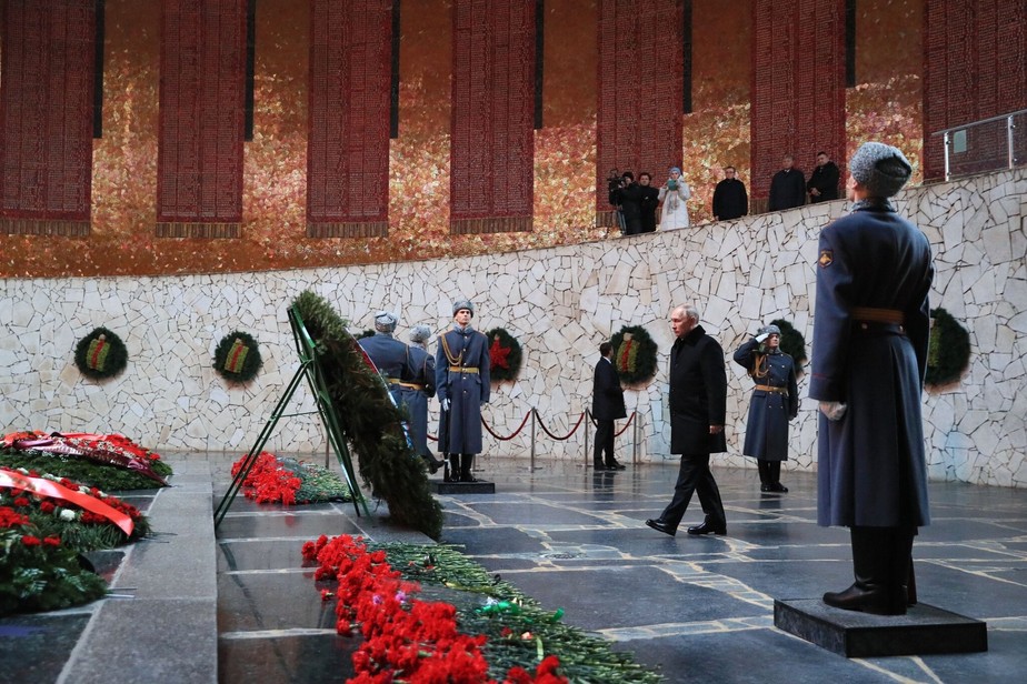 O presidente Vladimir Putin visitou um memorial dedicado aos soldados mortos na batalha da Segunda Guerra Mundial em Stalingrado