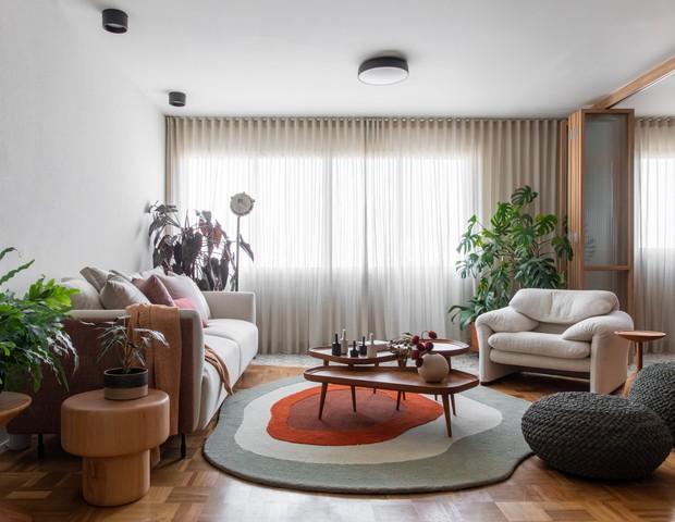 Apartamento de 128 m² exibe cozinha aberta e home office integrado com a sala (Foto: Maira Acayaba)