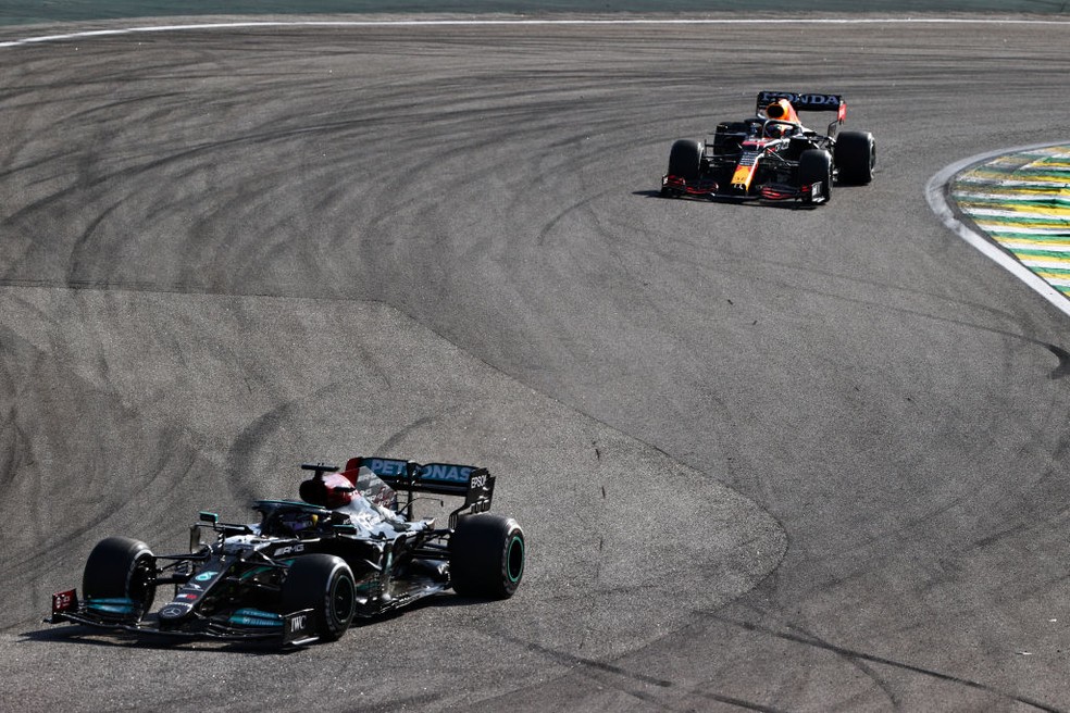 Lewis Hamilton ultrapassou Max Verstappen na 59ª volta do GP de São Paulo e assumiu liderança — Foto: Mark Thompson/Getty Images