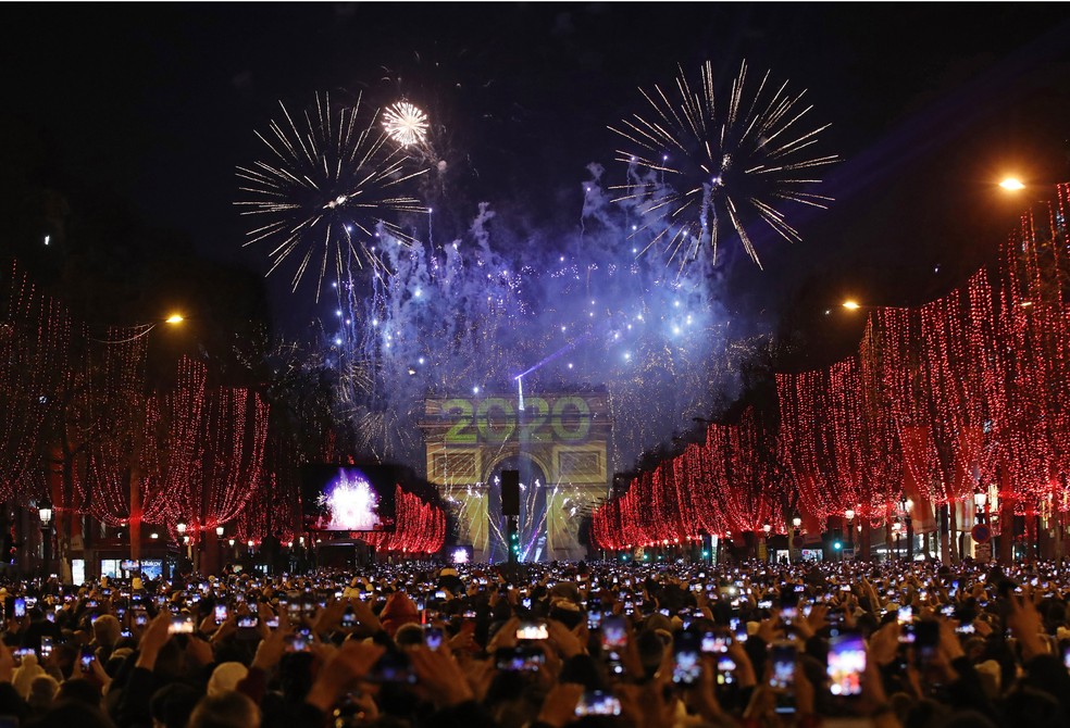 Multidão comemora a chegada de 2020 na avenida Champs Elysees, em Paris — Foto: ASSOCIATED PRESS