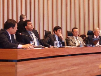 O subsecretário e membros da CPI do Transporte (Foto: Isabella Calzolari/G1)