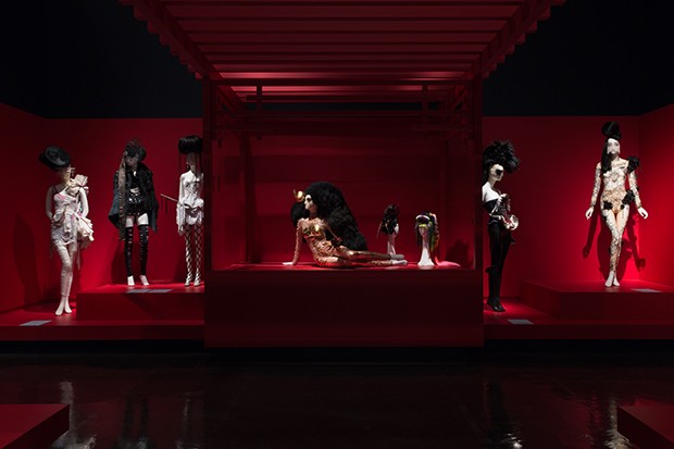  Bedroom installation view in the exhibition Fashion Underground The World of Susanne Bartsch  (Foto:  The Museum at FIT )