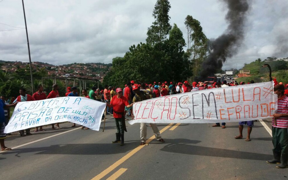 Manifestantes protestam contra a prisÃ£o de Lula (Foto: DivulgaÃ§Ã£o/MST)