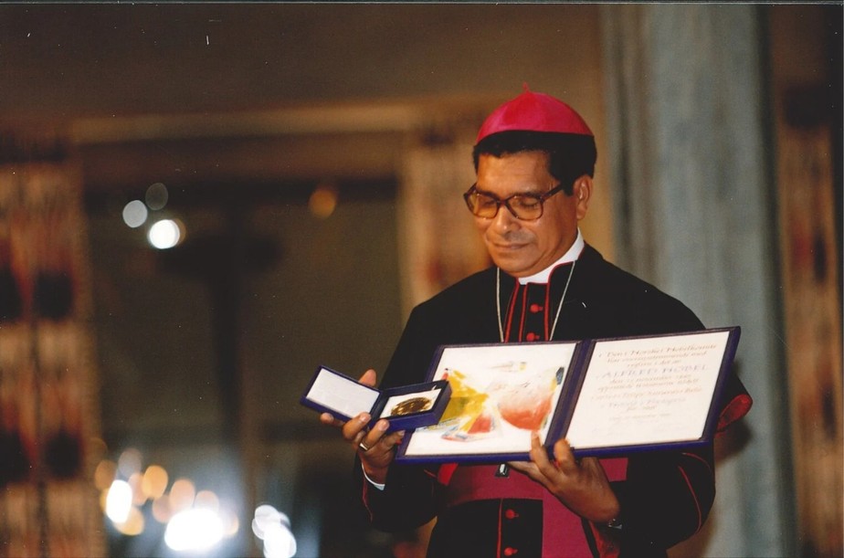 Ximenes Belo na cerimônia de entrega do Prêmio Nobel da Paz em 1996