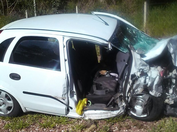 Motorista e passageiro ficaram feridos após acidente em Avaré (Foto: Divulgação/Polícia Militar Rodoviária)