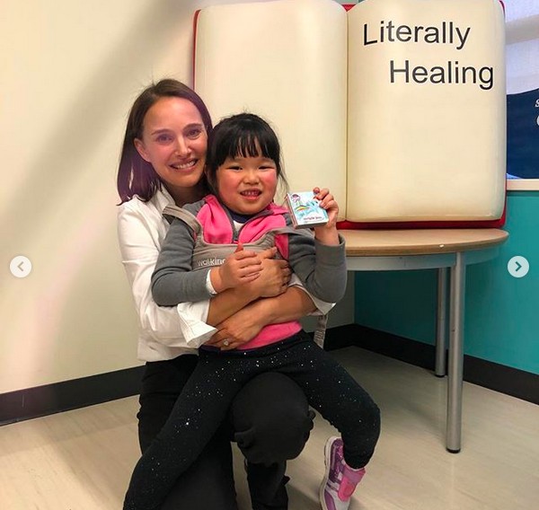 A atriz Natalie Portman com uma das crianças internadas em uma hospital infantil de Los Angeles (Foto: Instagram)